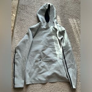 99% new lululemon lightweight shirt, hoodie. Warm, cozy material. Size :L